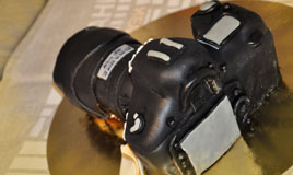 ...scolpita a forma di macchina fotografica e ricoperta con pasta di zucchero.