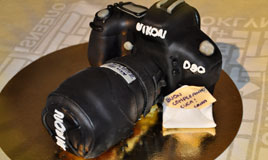 Macchina fotografica: torta di base bianca agli agrumi e leggero strato di crema al limoncello...