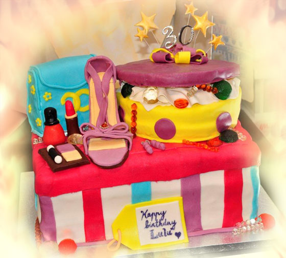 Hello Kitty: torta scoplita a forma di  beauty case,  borsetta, scarpetta, rossetto, profumo, tutto con base bianca con crema pasticciera.
Copertura e decorazioni in pasta di zucchero.