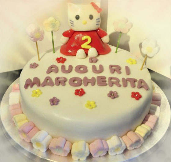 Torta margherita: base bianca con crema pasticcera, copertura e decorazione con pasta di zucchero.