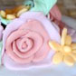 Torta di rose: base bianca e farcitura di crema pasticcera decorazioni e copertura in pasta di zucchero.