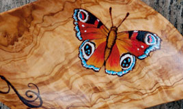 Portaoggetti con farfalla, pirografia e acrilico su massello di ulivo,  19x9.5 cm.   2011.