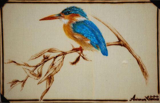 Martin pescatore, pirografia, colore acrilico metallizzato su pioppo, 12x18 cm. 2010